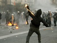 Πάτρα: Επίθεση σε δημοσιογράφους από αντ...