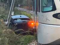 Πάτρα: Σύγκρουση του Προαστιακού με ΙΧ -...