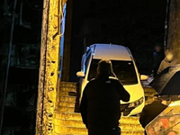 Ιωάννινα: Αυτοκίνητο σφήνωσε στα σκαλιά ...