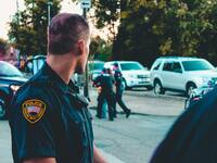 ΗΠΑ-Απίθανη γκάφα: Λευκοί αστυνομικοί συ...