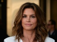 Η Σίντι Κρόφορντ ποζάρει με μπικίνι και ...