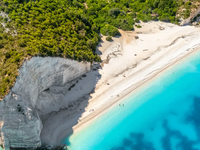 Η ελληνική παραλία που μπήκε στην ελίτ τ...