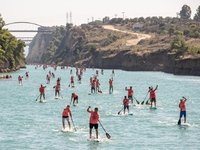 Πήραν τις σανίδες τους και διέσχισαν τη ...