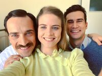 Άγριες μέλισσες: Η Δρόσω κόβει τα μαλλιά...