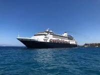 Το γιγαντιαίο κρουαζερόπλοιο Aegean Myth...