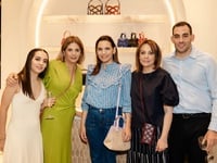 Φλας στο λαμπερό opening του νέου καταστ...