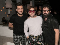 Φλας στο λαμπερό opening του Island, οι ...