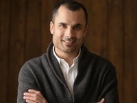 Στην Πάτρα ο Νικόλας Σμυρνάκης με το βιβ...