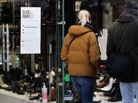 Ανοίγουν τα καταστήματα από Δευτέρα μόνο...
