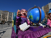 Τα υπέροχα άρματα του Καρναβαλικού εργασ...