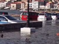 Σάμος: Η στιγμή που η θάλασσα βγαίνει στ...