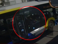 Κορωπί: Η στιγμή που ο 51χρονος καρφώνει...