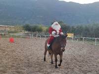 Αιγιάλεια: Ο Άγιος Βασίλης έκανε ιππασία! ΦΩΤΟ