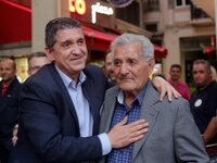 Η αγκαλιά του Γρηγόρη Αλεξόπουλου στον π...