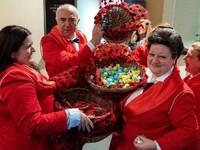 Πάτρα: Μοιράζουν σοκολάτες σε σχολεία οι...