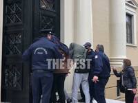 Kορωνοπάρτι στο Μιντιλόγλι: O ένας κρύφτ...