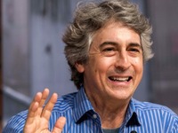 Ο Αιγιώτης σκηνοθέτης Αλεξάντερ Πέιν στη...