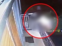 Αγρίνιο: Η στιγμή που 57χρονος πέφτει απ...