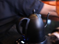 Γιατί όλοι πίνουν ζεστό νερό αντί για κα...