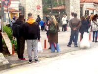 Πάτρα: Ουρά δύο ωρών για ένα test στο κέ...