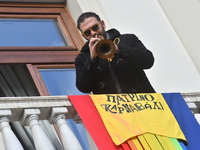 Ήχοι τρομπέτας από το μπαλκόνι του Δημοτ...