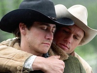 Ο Τζέικ Τζίλενχαλ νιώθει περίεργα που έπ...