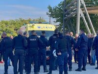 Ένταση έξω από εκκλησία με διαμαρτυρόμεν...