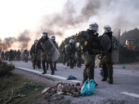 Οδομαχίες, επεισόδια και χημικά στη Λέσβ...