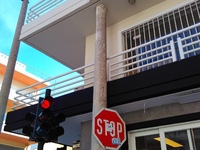 Πάτρα: Η κολώνα της ΔΕΗ που διαπερνά το ...