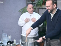 Ο Νεκτάριος Φαρμάκης μαγειρεύει on air σ...