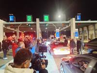 Οι αγρότες σήκωσαν τις μπάρες στα διόδια...