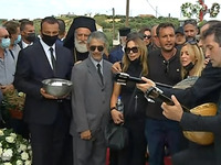 Μίκης Θεοδωράκης: "Κλαίει κι η μάνα...