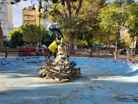 Έβαψαν το συντριβάνι της πλατείας Εθνική...