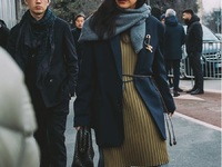 Πουλόβερ δεμένο στους ώμους αντί του κασ...