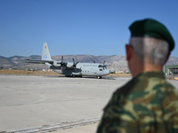 Έφτασε στην Ελευσίνα το C-130 με τους 22...