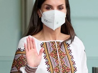 Nτύθηκε αντιπολεμικά: Με κεντημένη μπλού...