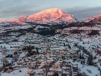Ηλιοβασίλεμα στη χιονισμένη Λούτσα στην Εύβοια