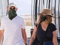 Τομ Χάνκς και Ρίτα Γουίλσον με μάσκες γι...