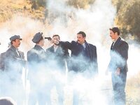 Οι Άγριες Μέλισσες βγαίνουν από την καρα...