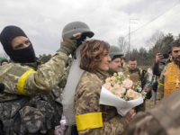 Έρωτας στα χαρακώματα - 3 γάμοι στην Ουκ...