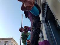 Ποιοι πυρπολούν τους καρναβαλικούς μπάστ...