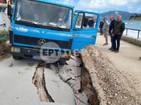 Καθίζηση δρόμου στην Ζάκυνθο παγίδευσε φ...