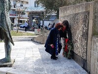 Αντιπροσωπεία του ΣΥΡΙΖΑ κατέθεσε στεφάν...