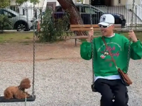 Ο Λάκης Γαβαλάς κάνει κούνια και τραμπάλ...