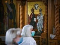 Με μάσκες στην εκκλησία και όπου αλλού υ...