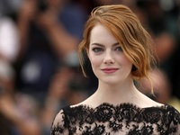 Γιώργος Λάνθιμος: Υποδέχεται την Εμμα Στ...