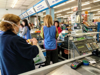 Κορωνοϊός: Με γάντια, μάσκες και ... από...