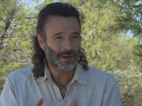 Ο Θανάσης Ευθυμιάδης περπατά σε σπασμένα...