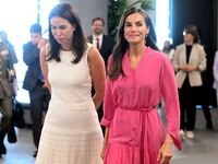 Βασίλισσα Letizia - Με ροζ boho φόρεμα κ...
