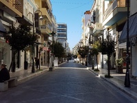 Ανοιχτά αλλά άδεια τα εμπορικά στην Πάτ...